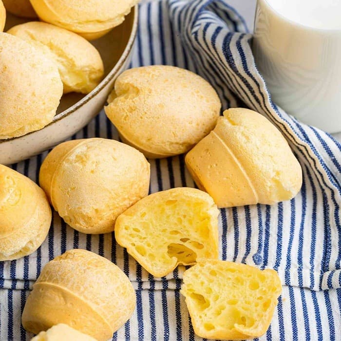 Brazilian cheese bread (pão de queijo)